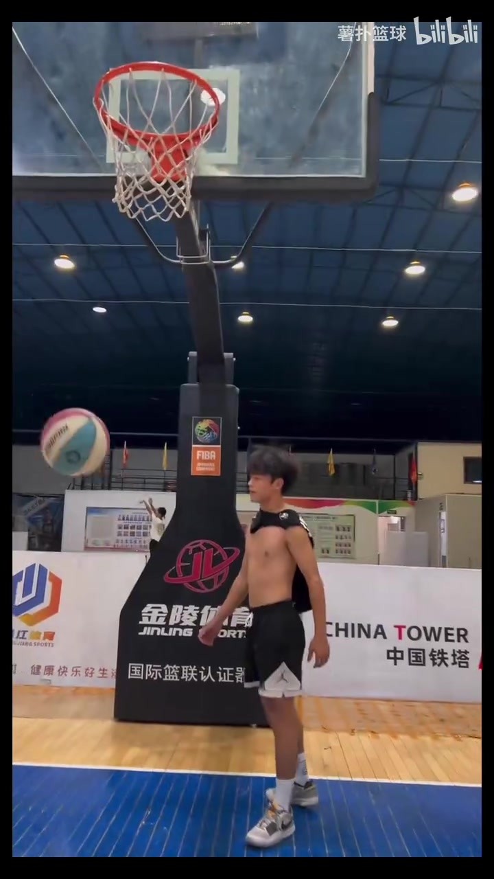 抽象篮球：这是人类能做出的动作吗？第一个就绷不住了🤣