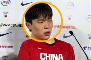 打小就爱学习~杨瀚森赛后新闻发布会上跟着翻译做&ldquo;同声传译&rdquo;