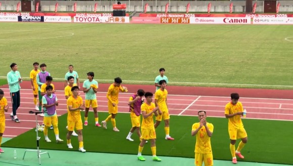 家有一老！实拍：吴曦、张玉宁带领国足U23众将赛后谢场球迷