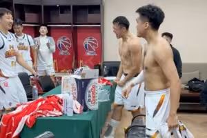 媒体人：四川两连胜！赛后黄荣奇/景菡一和全队在更衣室激动庆祝